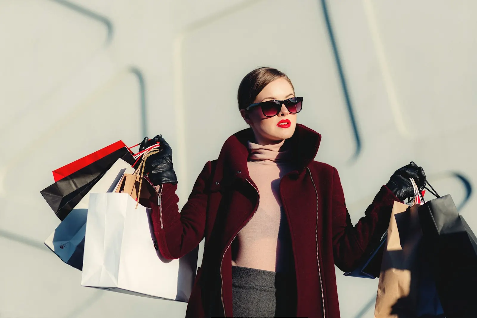 Personne tenant des sacs de courses