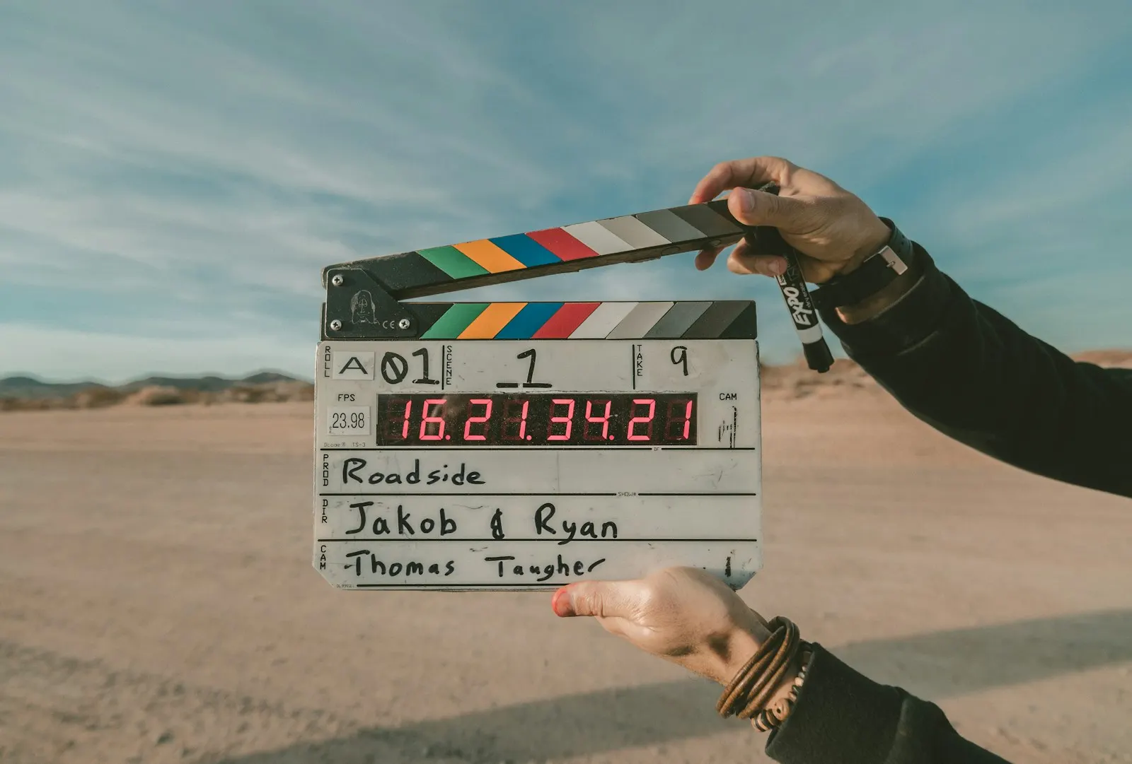 Clap de cinéma tenu en extérieur