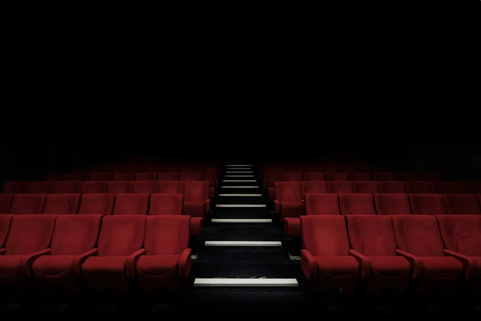 Salle de cinéma vide aux fauteuils rouges