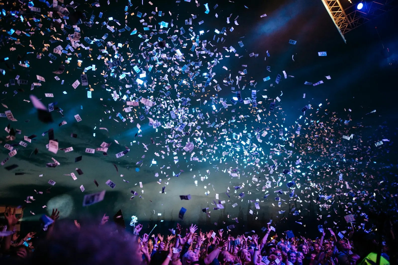 Confettis au-dessus d’un public de concert nocturne