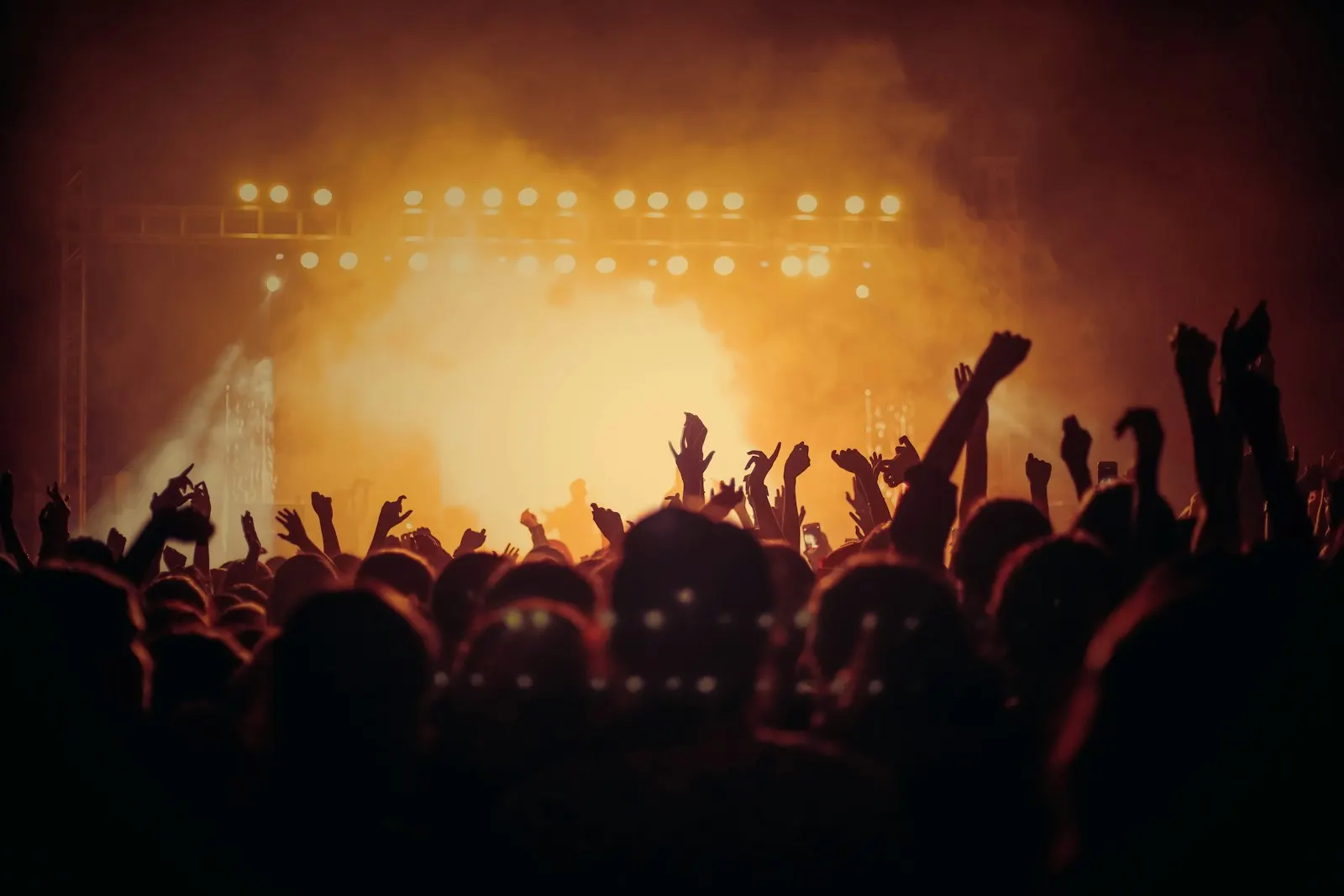 Aydınlık sahneye bakan konser kalabalığı