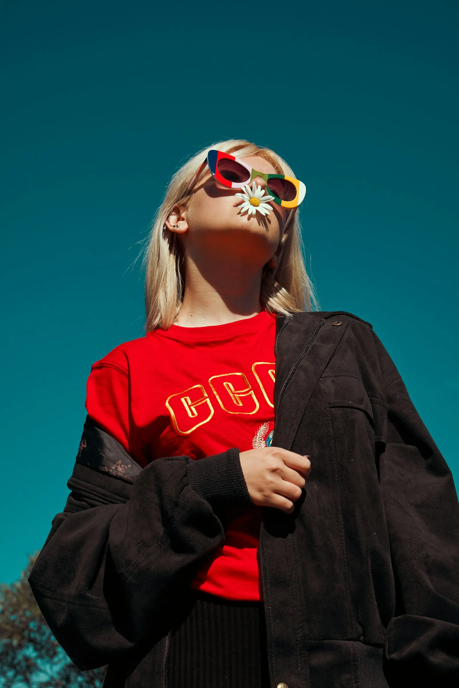 Femme en haut rouge et veste sombre
