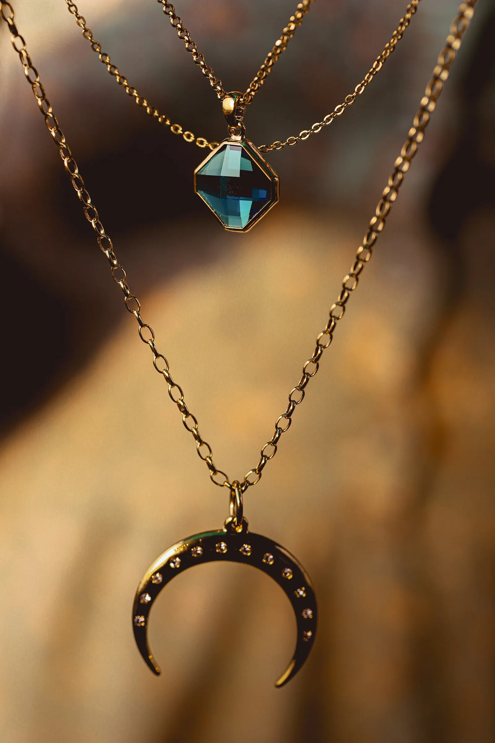 Colliers à pendentifs sur fond sombre
