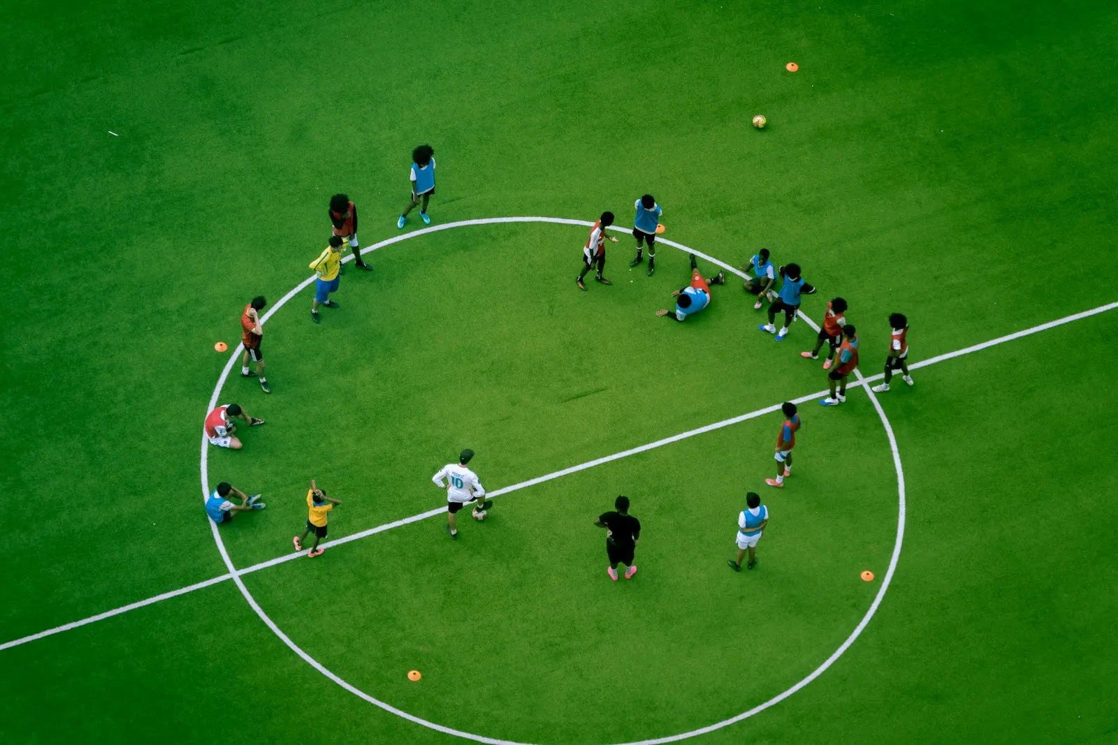 Joueurs de football autour du rond central