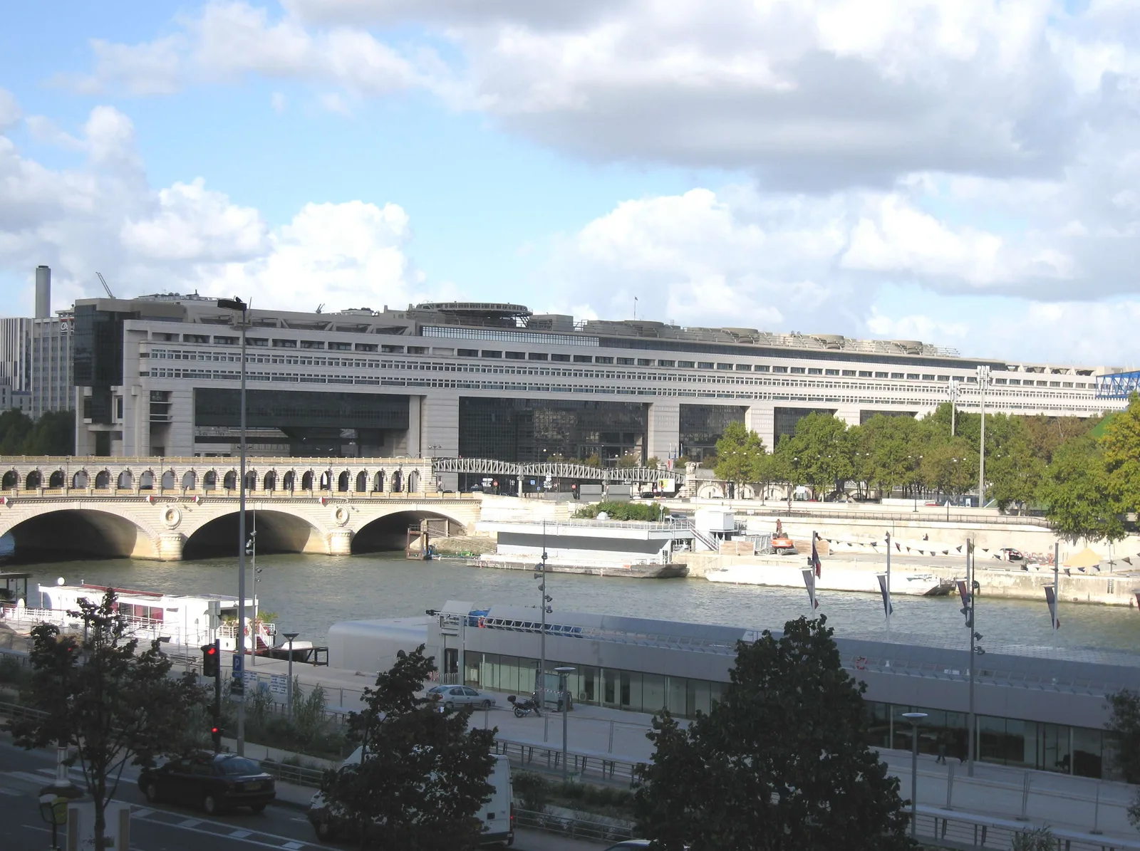 Bâtiment Colbert du ministère des Finances et pont de Bercy, novembre 2006; pas le lieu documenté d’une intrusion