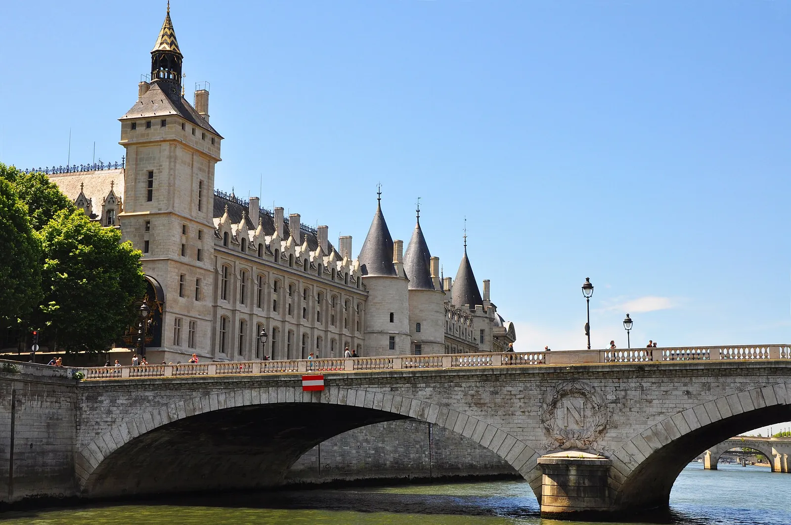 La Conciergerie et le pont au Change vus depuis la Seine à Paris en juin 2014