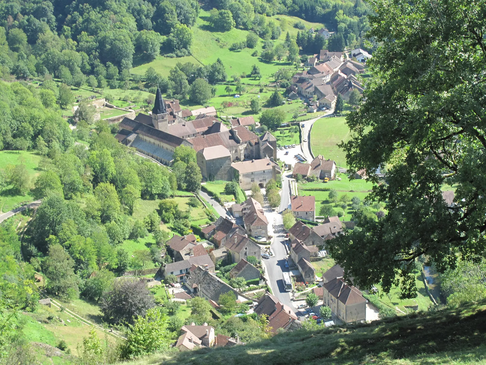 Fransa’nın Jura ilindeki Baume-les-Messieurs köyü ve manastırı; Ağustos 2011’de Granges-sur-Baume’dan görünüm