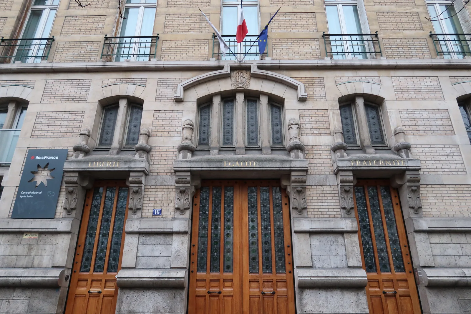Façade du lycée Buffon à Paris en janvier 2019; ne documente pas son règlement actuel