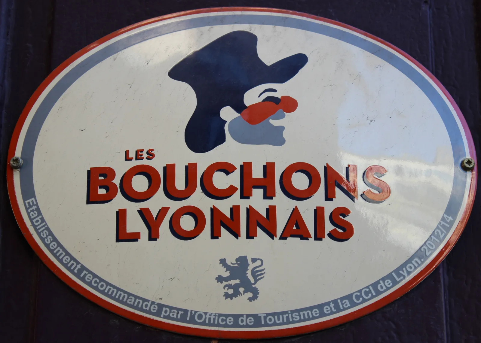2015’te fotoğraflanmış Les Bouchons Lyonnais levhası; güncel sertifikayı doğrulamaz