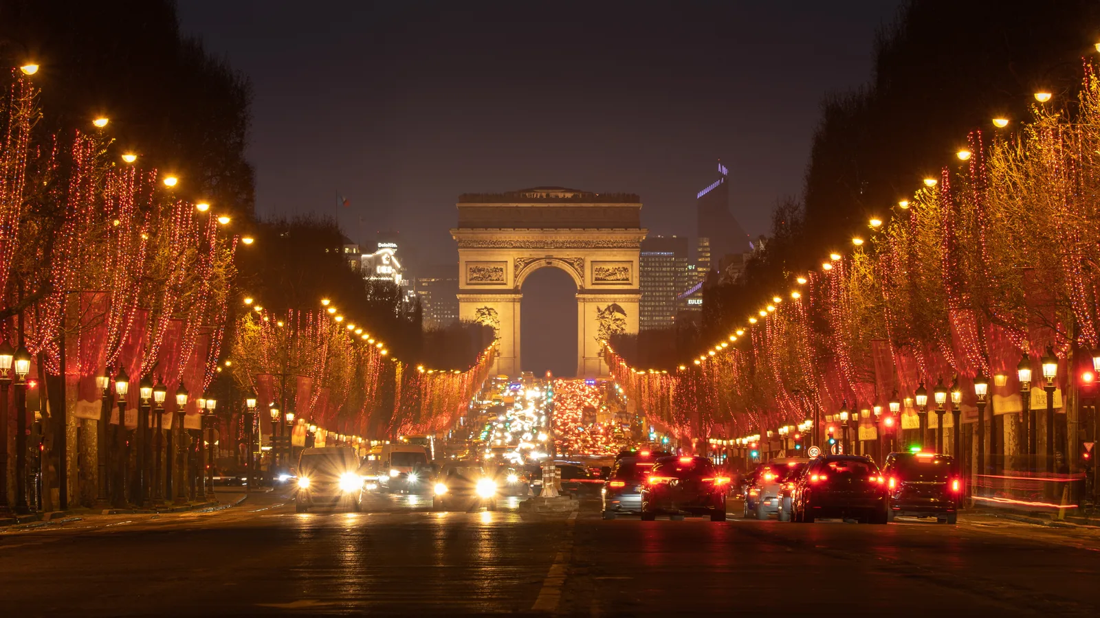 Aralık 2021’de Champs-Élysées Noel ışıkları ve Arc de Triomphe