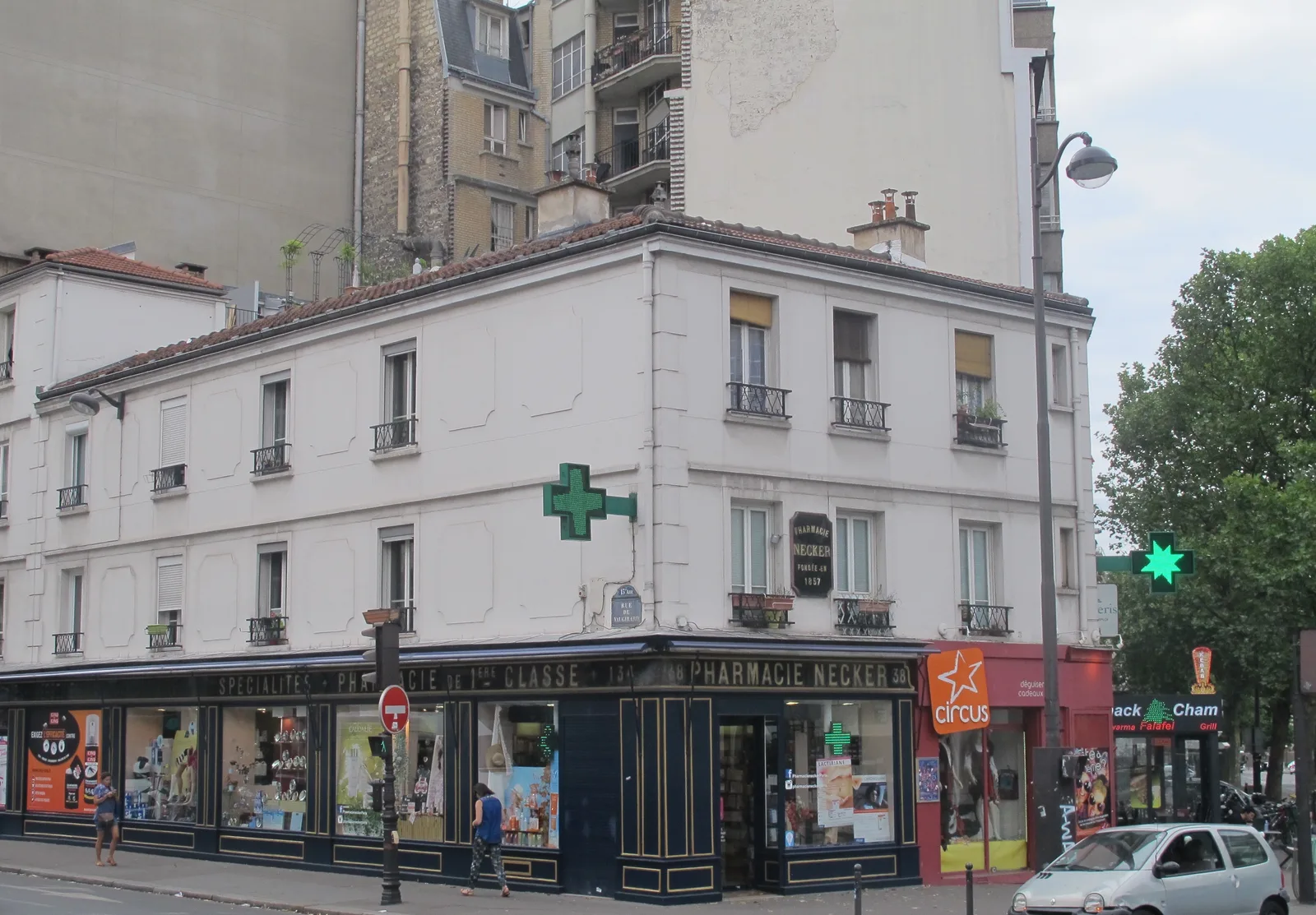Temmuz 2017’de Paris’te Pharmacie Necker cephesi ve yeşil haçları; güncel açıklık bilgisi değildir