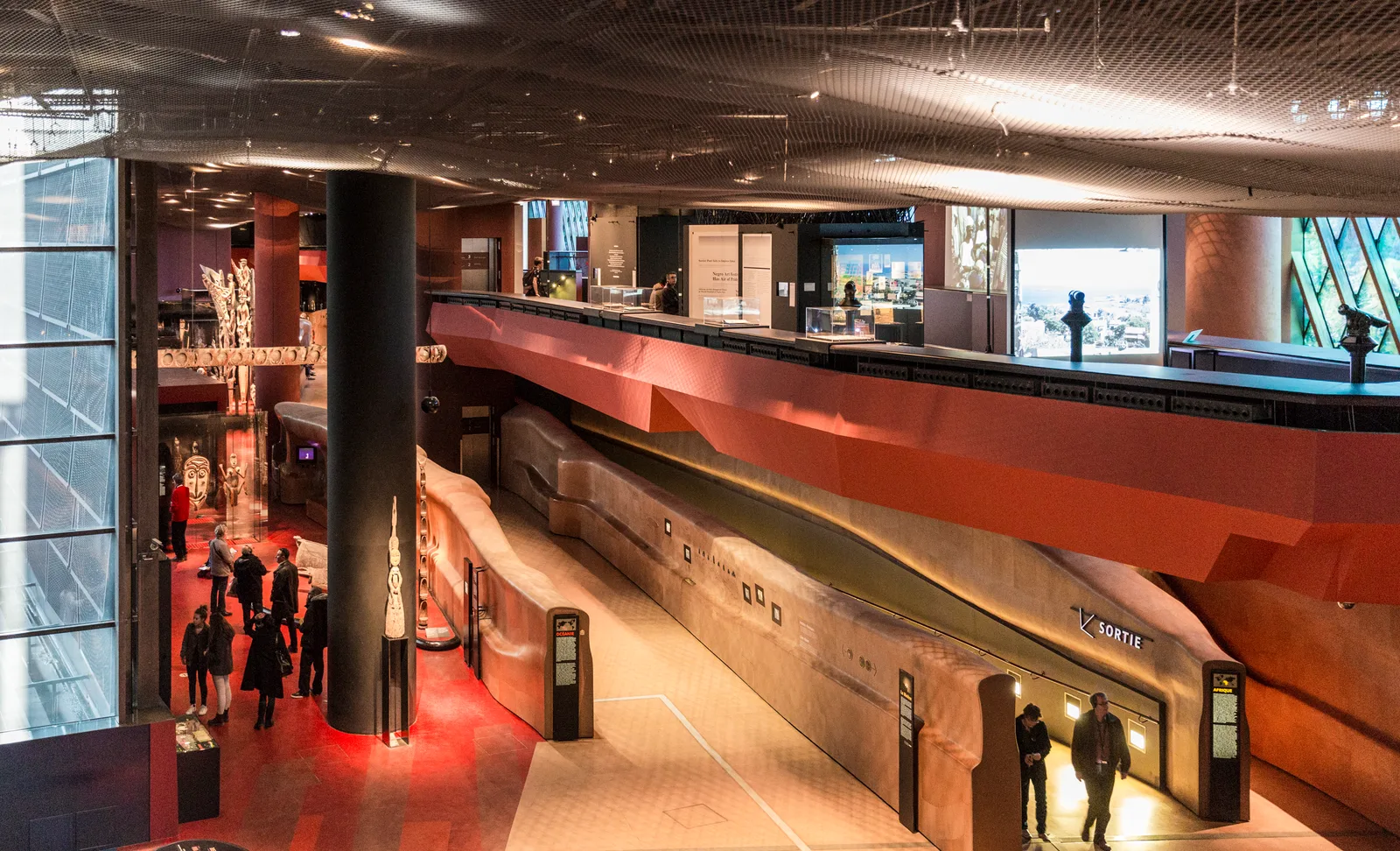 Mart 2016’da Paris musée du quai Branly iç mekânı, rampa ve sergileme alanları