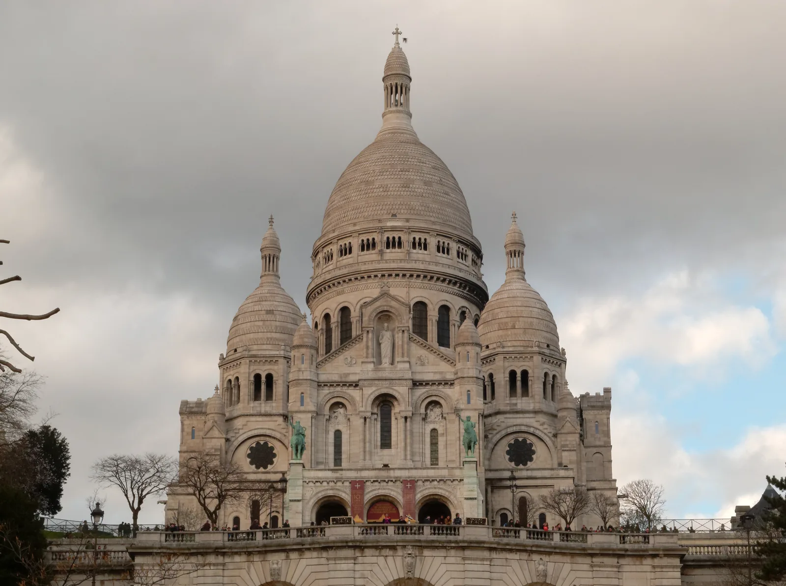Montmartre Sacré-Cœur bazilikası cephesi ve ziyaretçiler, Şubat 2016
