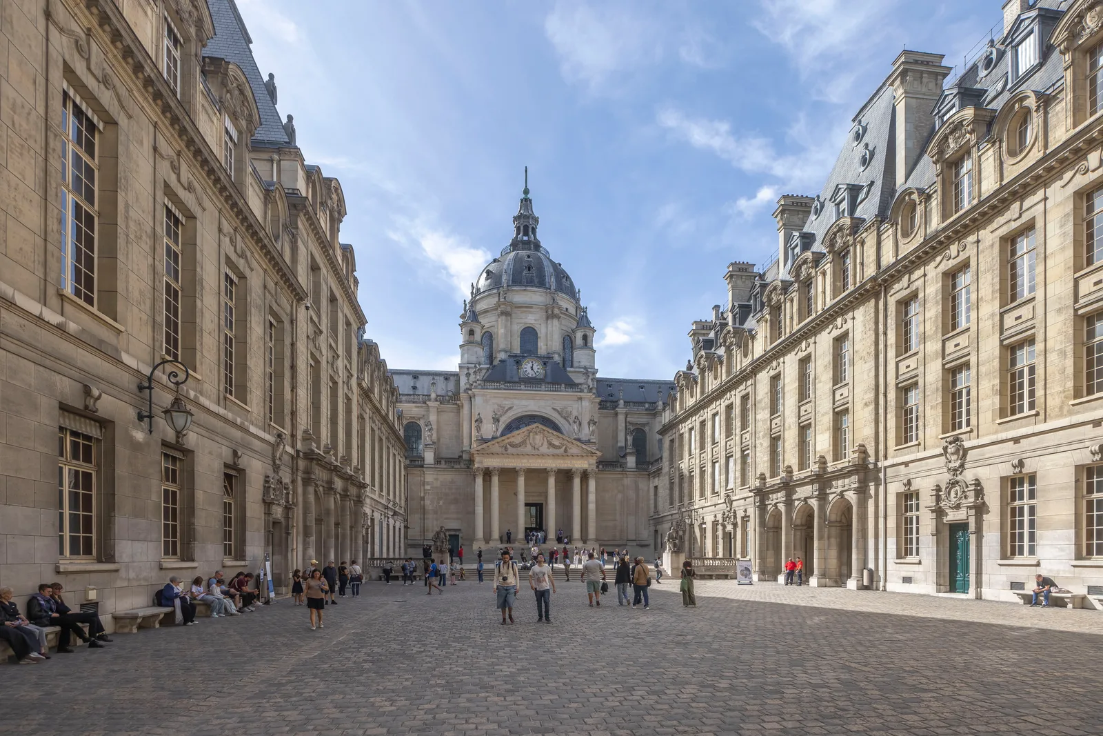 Eylül 2026’da Paris Sorbonne avlusu; üniversite bağlamı, Campus France ofisi değil