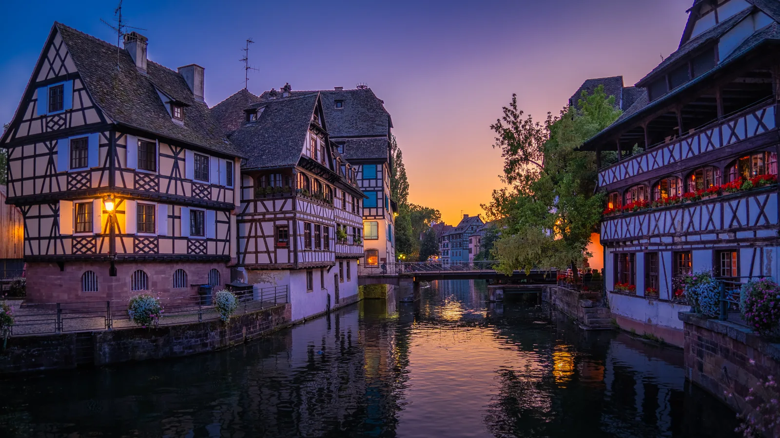 Strazburg Petite France’ta ahşap çatkılı evler